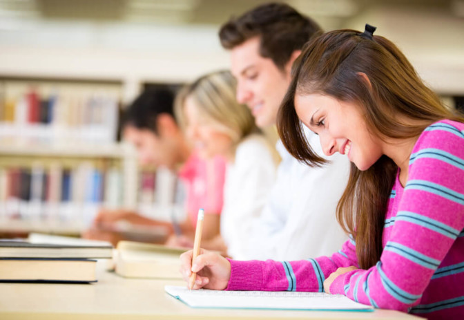 Estudiantes con una idea clara acerca de su futuro después de realizar una orientación profesional