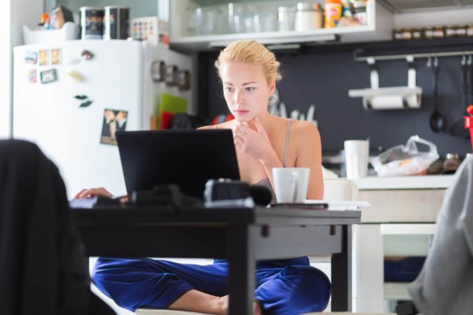 Mujer analizando en la cocina de su hogar las ventajas del atendimiento psicologico online