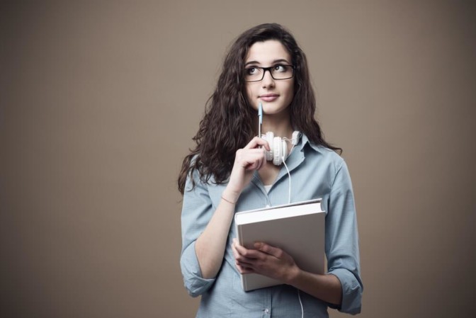 Mujer analizando su situación para descubrir si en realidad necesita de un acompañamiento u orientación psicologica