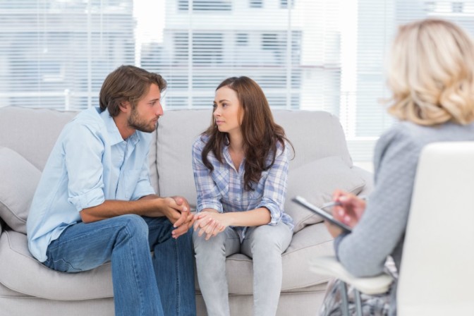 Pareja en terapia psicologica hablando de los problemas de pareja