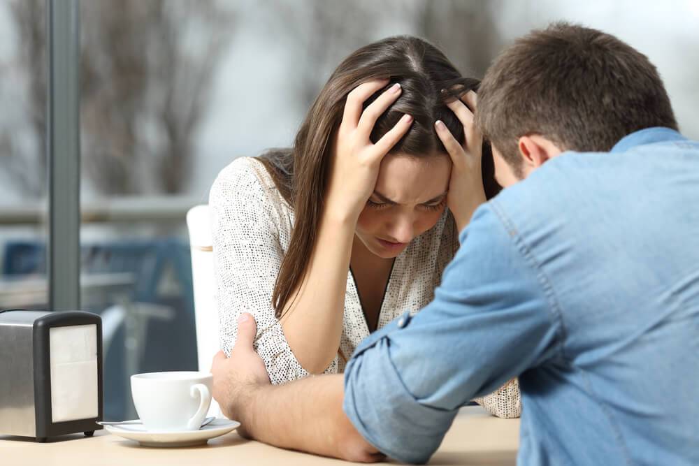 Mujer hablando con su pareja de la carencia afectiva que siente por parte de él