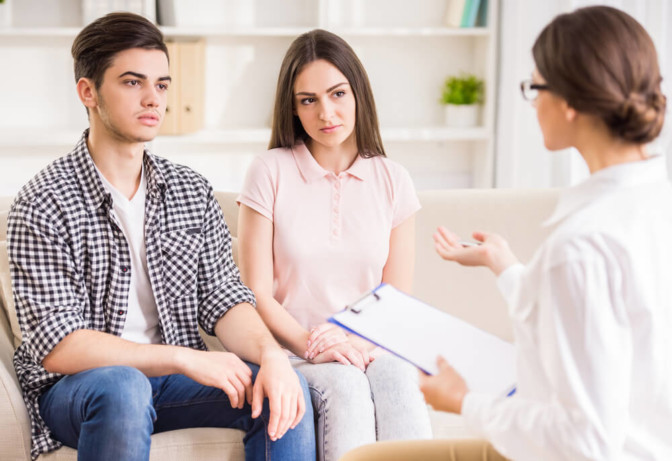 Pareja en consulta psicologica para resolver sus problemas de pareja