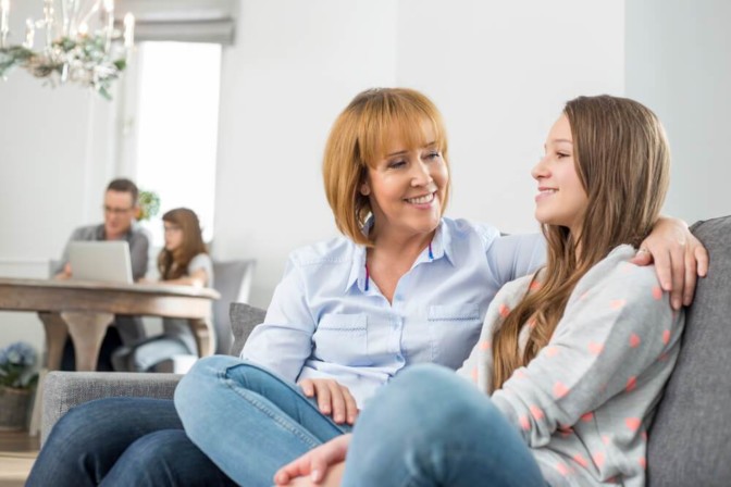 Madre hablando con su hija de manera amable y cariñosa