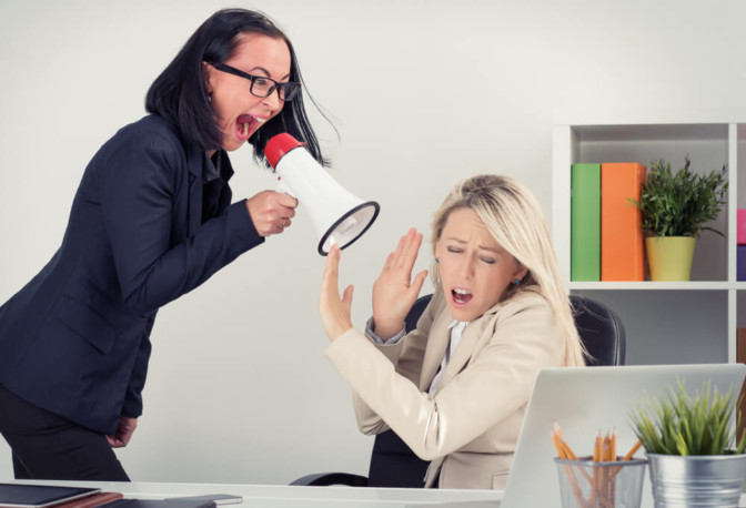 Una psicópata profesional ejerciendo el cargo de control en una empresa, gritando ordenes a su empleada